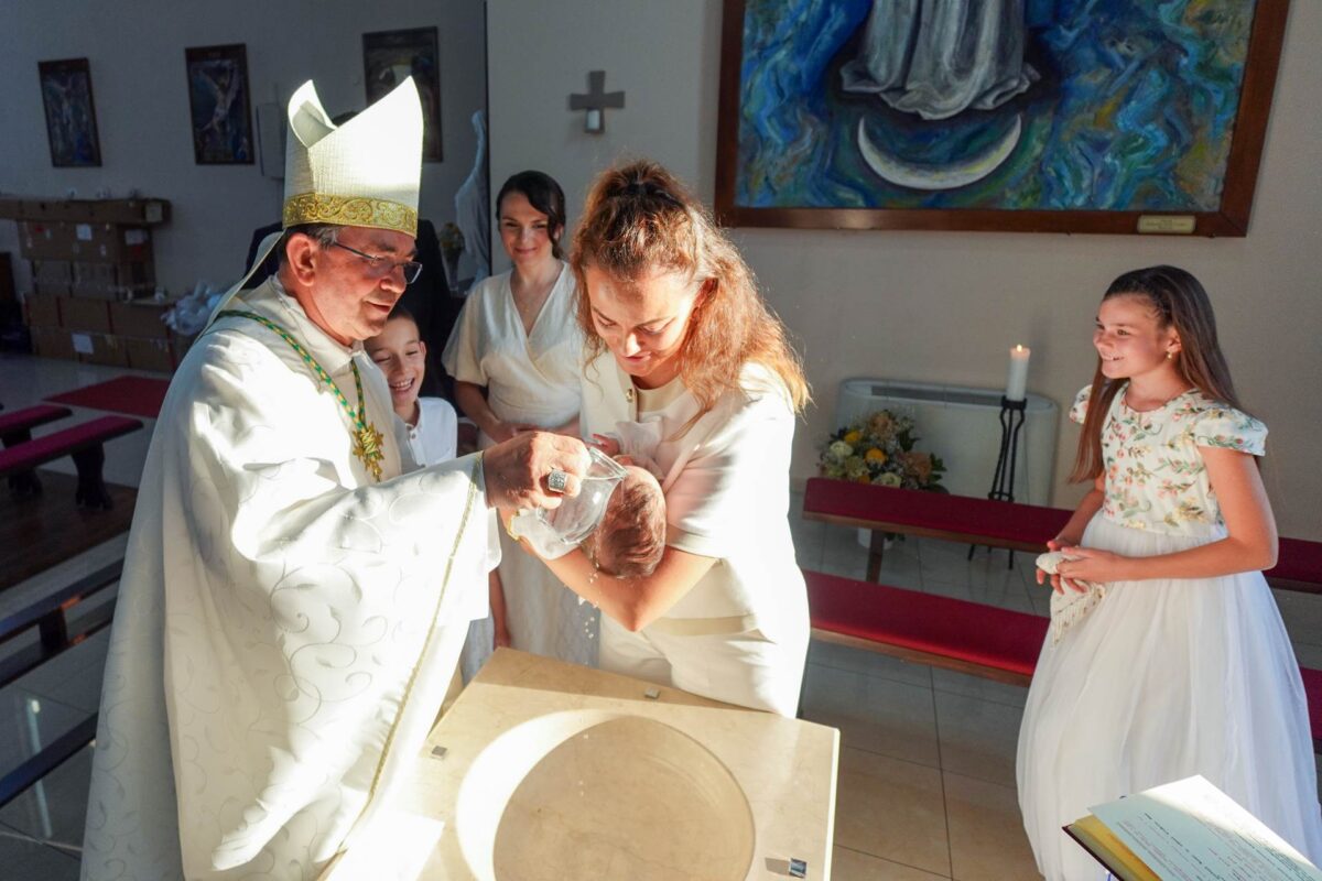 Foto: Krštenje malene Magdalene-petog djeteta obitelji Biondić